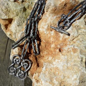 handgearbeitete Lariat Kette mit keltischem Knoten